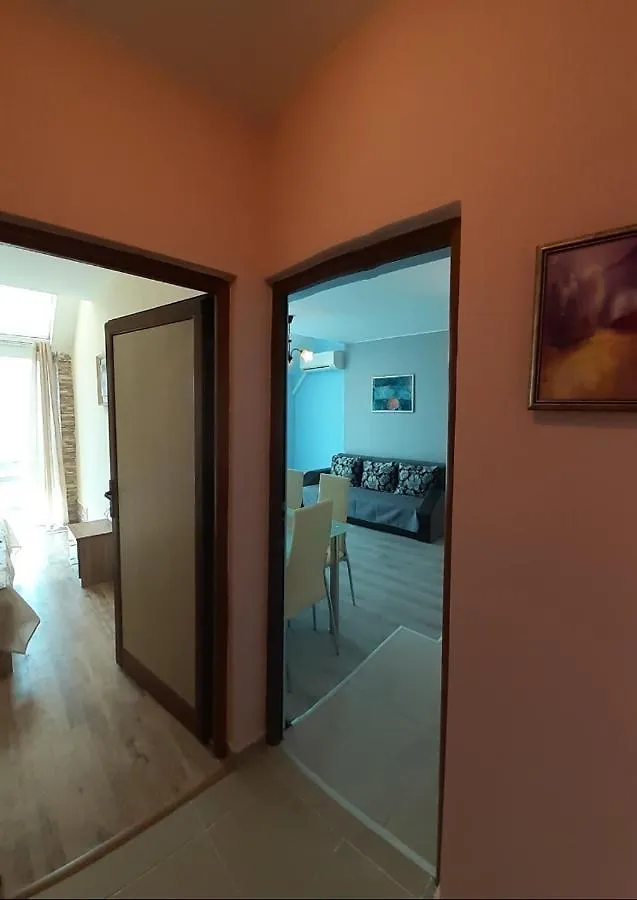 Art Apartment - Valentina Burgas City 0*,